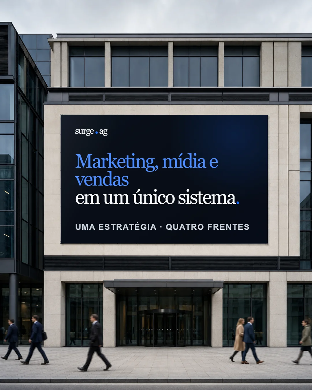 Fachada de um edifício corporativo com um painel da surge.ag exibindo a mensagem 'Marketing, mídia e vendas em um único sistema'